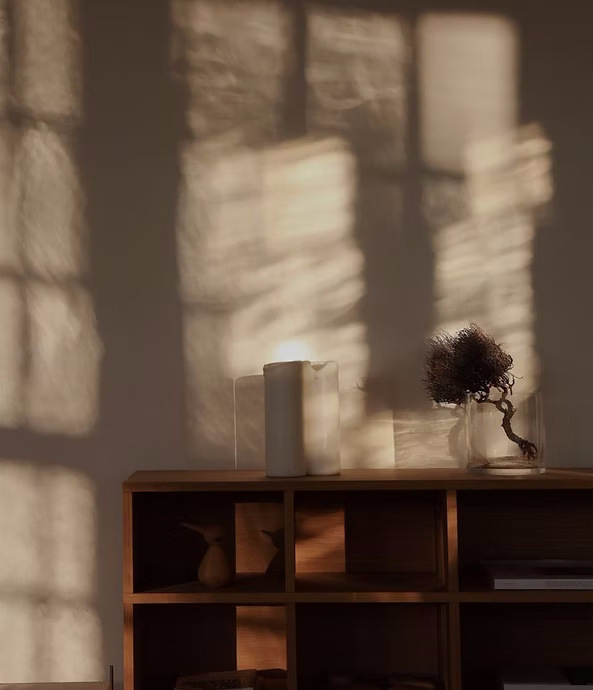 Luz natural sobre un interior cálido